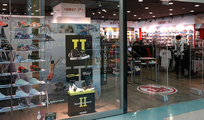 Expositor Converse realizado pela Proeasy design